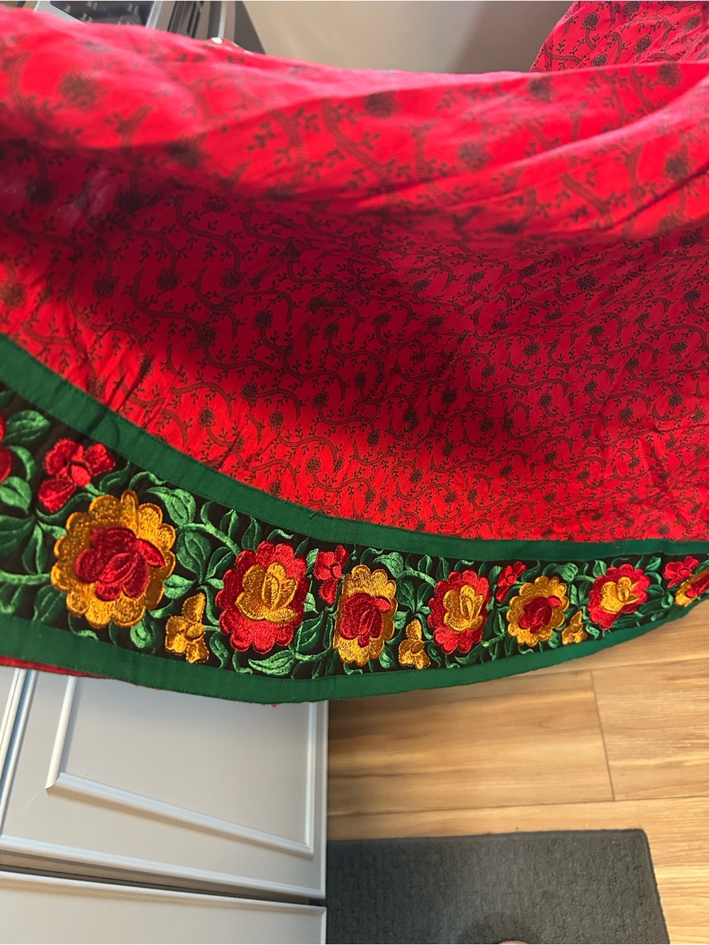 German Red Floral Sleeveless Midi Dress with Green Trim Size Large - Picture 2 of 4